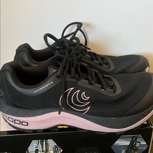 Topo Athletic Women's Black and Pink Running Shoes. Wore once.size 8